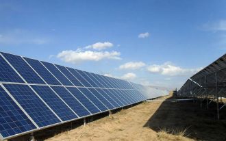 What are the benefits for industrial and commercial users to install photovoltaic power generation systems?